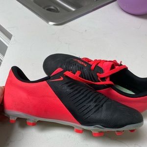 Nike soccer shoes red and black size 5Y only wear 3 times and the good condition